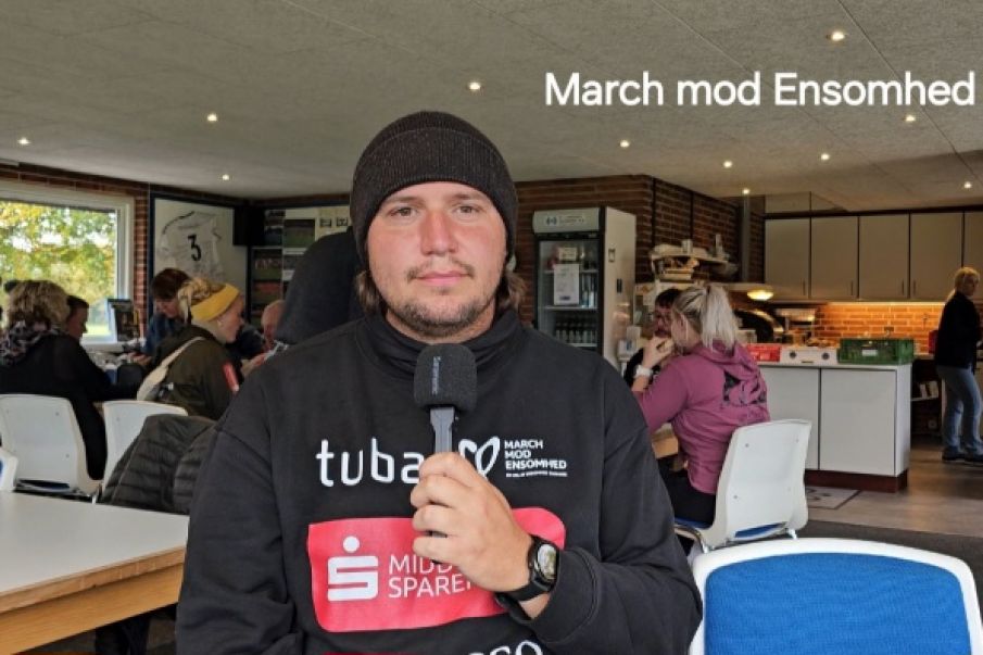 Indslag fra "March mod Ensomhed" da Marchen havde middagspause i klubhuset ved Ansager Stadion.